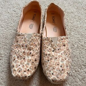 TOMS Women's Tan and Cream Patterned Flats